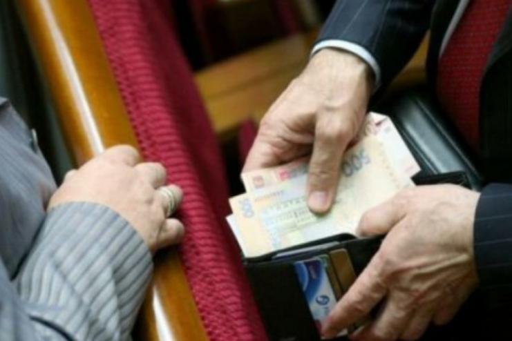 Народні депутати поскаржилися на падіння рівня доходів  