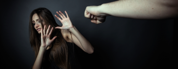 Б'є, бо страшно любить?!! 