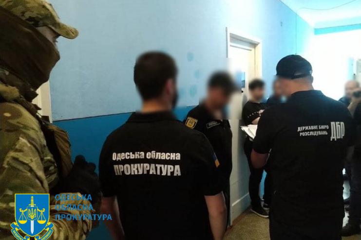 Требовали 2000 долларов США за беспрепятственное пользование квартирой – полицейские из Измаила предстанут перед судом за коррупцию