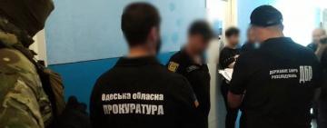 Требовали 2000 долларов США за беспрепятственное пользование квартирой – полицейские из Измаила предстанут перед судом за коррупцию