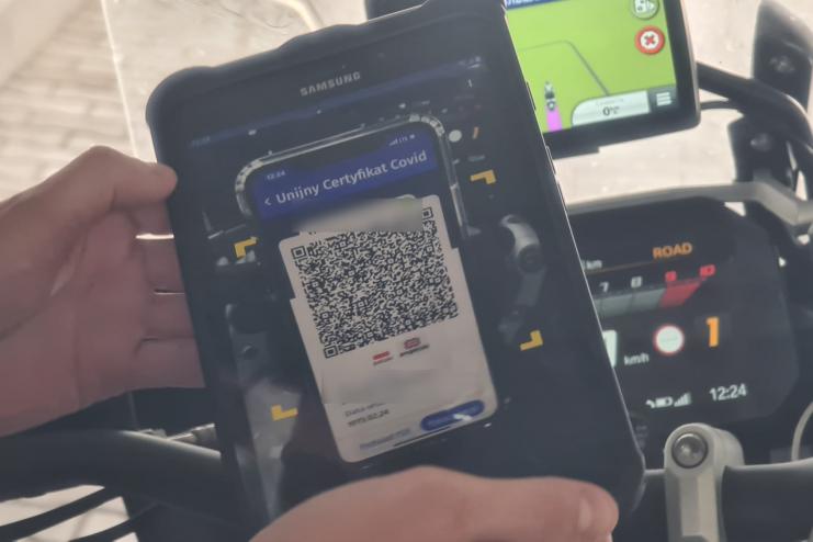 УКРАЇНКА СПРОБУВАЛА ПЕРЕТНУТИ КОРДОН ЗА СУМНІВНИМ СВІДОЦТВОМ ПРО ВАКЦИНАЦІЮ  