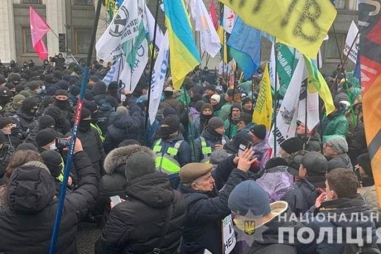 Рада провалила отсрочку по кассовым аппаратам для ФОП: под парламентом протестуют предприниматели 