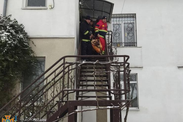 В Аккермане спасатели помогли медикам транспортировать травмированного мужчину