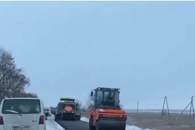 Заметіль, ожеледиця не стали на заваді прокладанню асфальту в Болградському районі