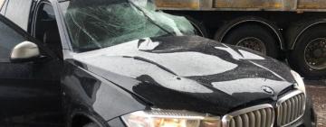 Не врахував погодні умови: на Одещині внаслідок ДТП постраждав водій BMW 