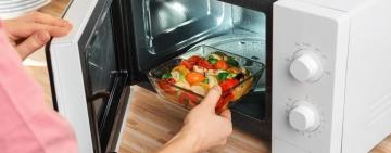 Чи безпечно розігрівати їжу в мікрохвильовій печі? У МОЗ пояснили