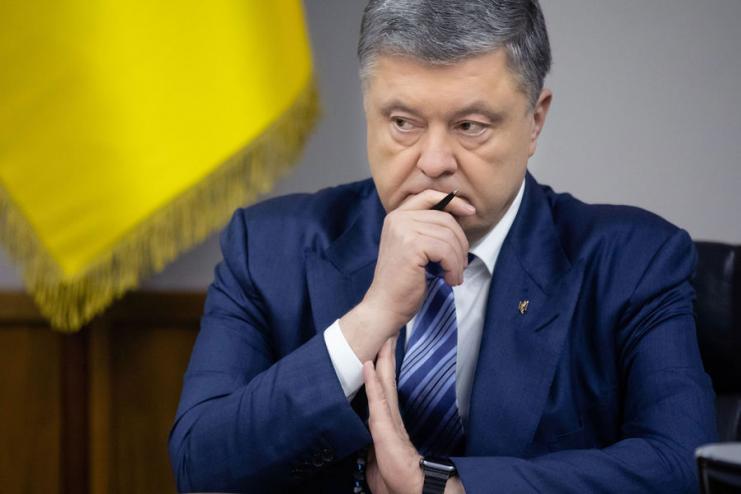Суд Киева разрешил задержать Порошенко прямо в аэропорту с целью принудительной доставки на заседание суда