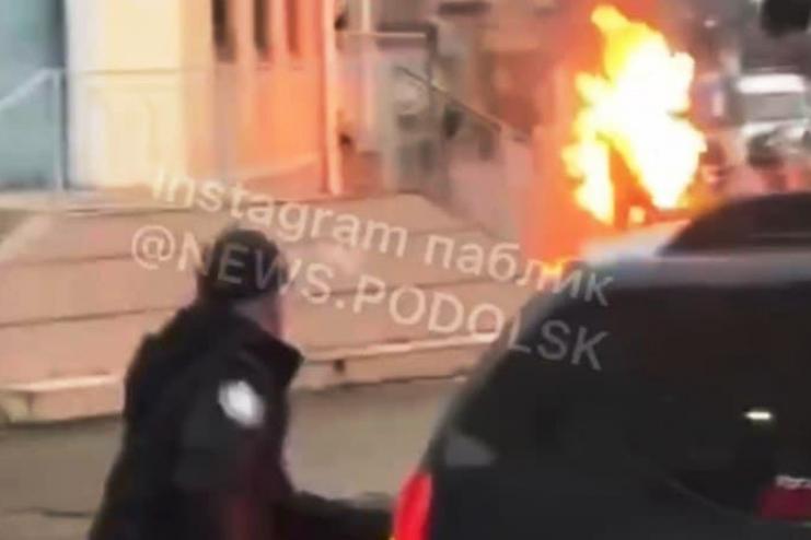 В Одесской области возле отделения полиции мужчина облил себя бензином и поджог 