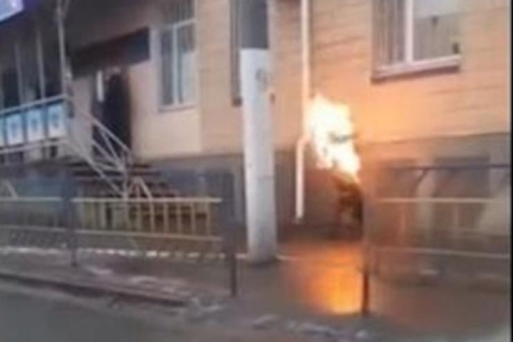 Стали известны подробности самосожжения мужчины в Одесской области (21+ видео)