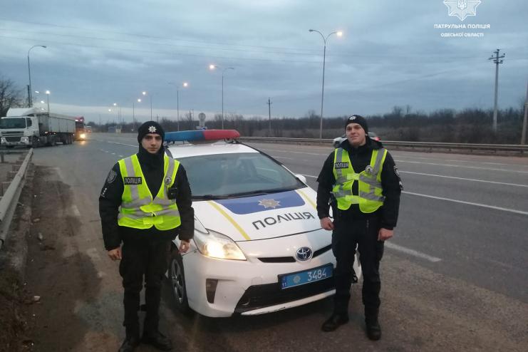 "Допоможіть, будь ласка, мені терміново потрібно доставити донорську кров до лікарні": патрульні Одещини допомогли водієві