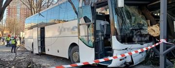 В Одессе рейсовый автобус с пассажирами протаранил четыре авто и магазин: есть пострадавшие