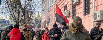 Під Печерським судом Києва на мітингу на підтримку Порошенка відбулись сутички