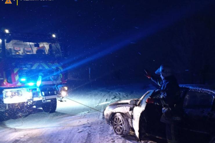 На автодорозі "Болград-Арциз" рятувальники вилучили автомобілі з крижаної пастки