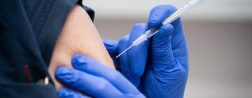 Вакцинированные бустерной дозой получат дополнительные выплаты— Зеленский