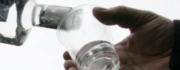 В Одесской области горе-мать поила новорожденного самогонкой