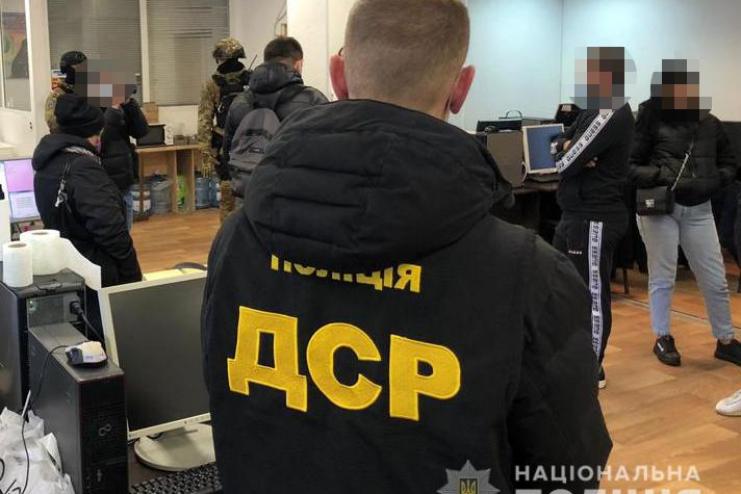 В Одессе ликвидировали крупный call-центр мошенников