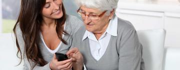 Вакцинированные украинцы старше 60 лет получат современные смартфоны — Зеленский