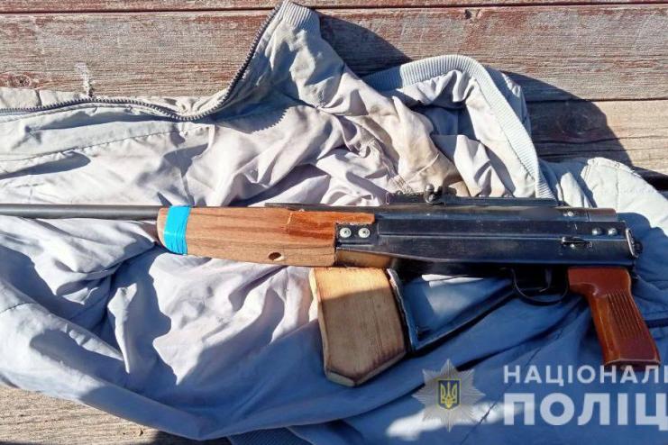 У домашнього тирана з Болградщини вилучили саморобну зброю та марихуану
