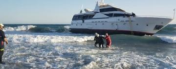 В Испании с яхты спасли украинцев, француза и двух собак