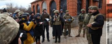 Депутаты от "СН" и иностранные журналисты попали под обстрел в зоне ООС (видео)