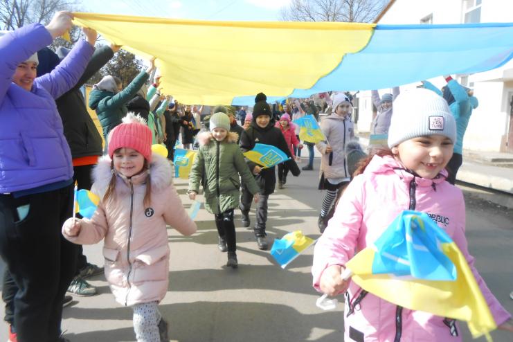 "Хотят смеяться дети и в мирном мире жить"