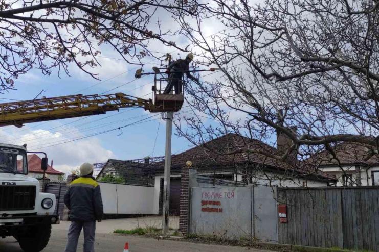 Чтобы предотвратить отключение света у клиентов, ДТЭК Одесские электросети расчистит 1 500 км трасс распределительных сетей