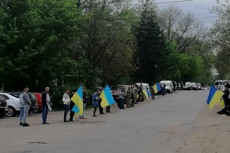 Тарутинцы встретили своего погибшего героя "живым коридором"
