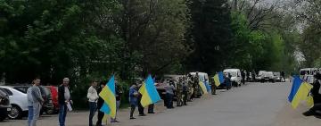 Тарутинцы встретили своего погибшего героя "живым коридором"