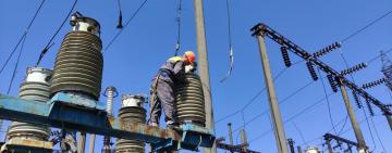 Энергетики просят оплачивать услуги за распределение электроэнергии − без этого они не смогут выполнять аварийные работы