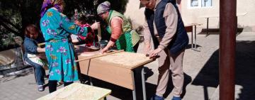 Женщины с. Червоное готовят домашнюю лапшу для украинских воинов