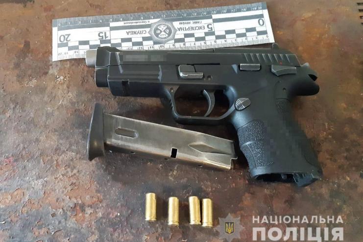В Одеській області поліцейські розслідують обставини поранення дівчини з пістолета