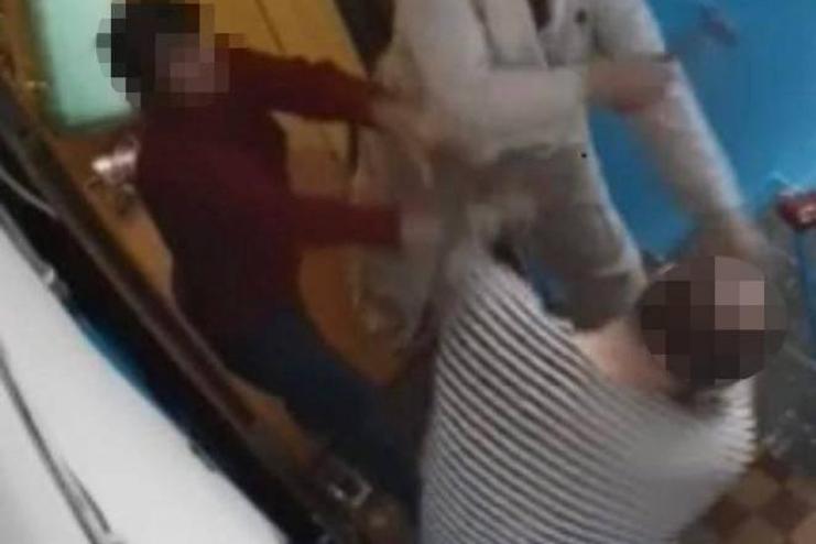 На прохання не шуміти – молотком по голові: в Ізмаїлі майстер з ремонту побив чоловіка