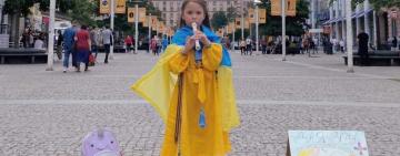 Країна неймовірних людей: 6-річна Соломійка грою на сопілці зібрала більше 120 тис грн на допомогу ЗСУ