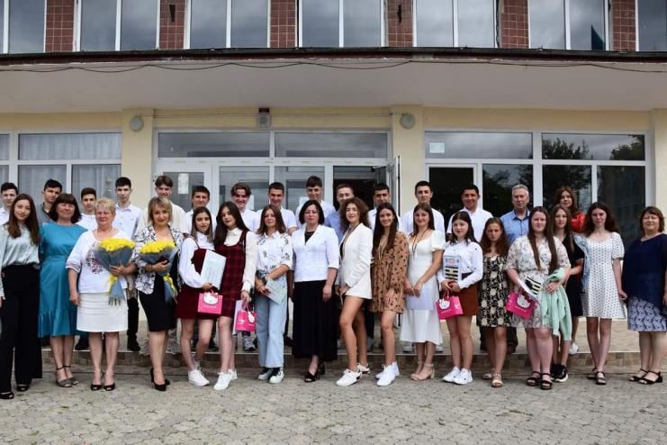 Вручення атестатів про середню освіту  в Саратській громаді 