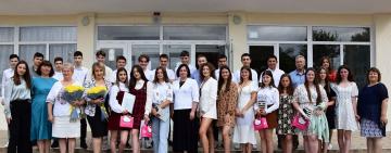 Вручення атестатів про середню освіту  в Саратській громаді 