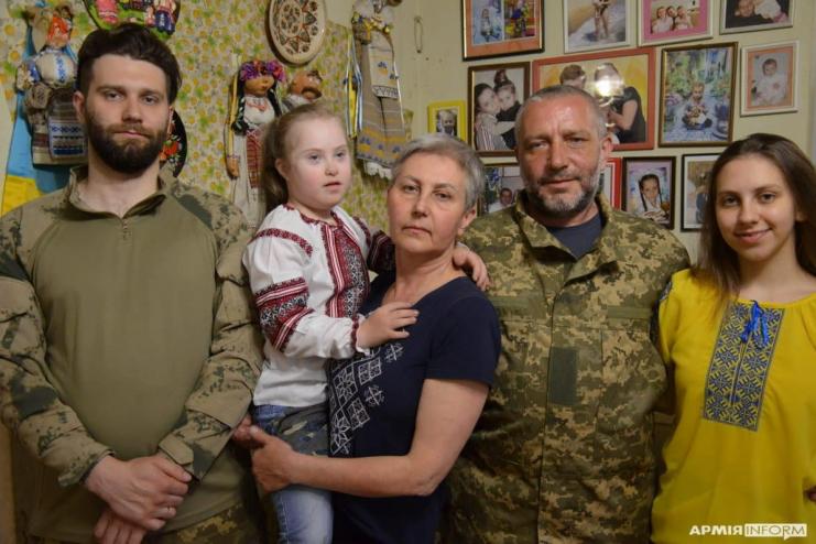 Багатодітна родина з Одещини захищає країну і допомагає армії