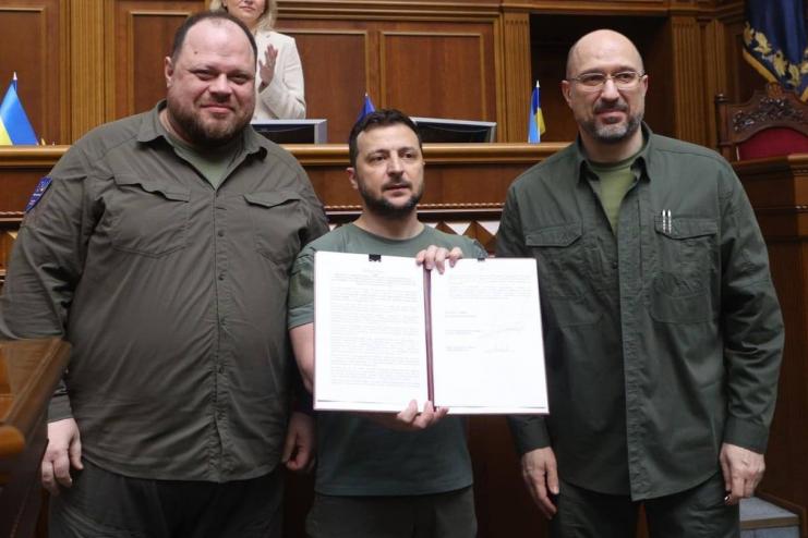 Зеленський, Стефанчук та Шмигаль підписали спільну заяву про досягнення повноправного членства в ЄС: Наш шлях не має займати роки чи десятиліття