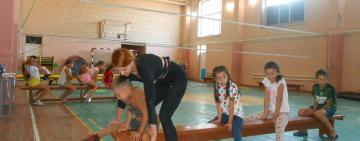 Азы гимнастики и акробатики для сельских детей от временной переселенки