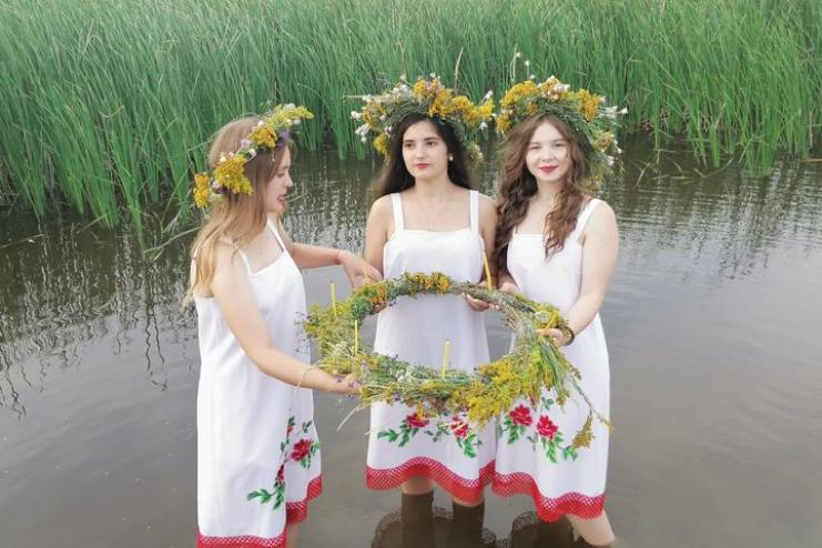 Веселодолинские девчата в ночь на Ивана Купала опускали в воду венки