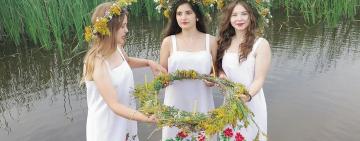 Веселодолинские девчата в ночь на Ивана Купала опускали в воду венки