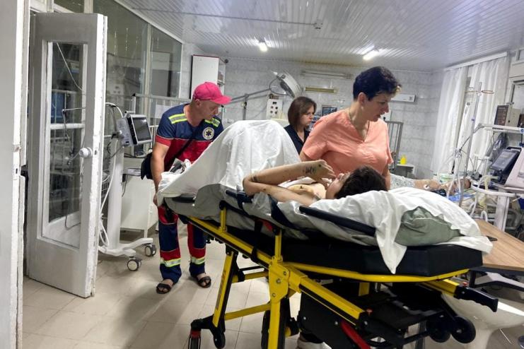 Двох дітей, які постраждали внаслідок ракетного удару в Сергіївці, евакуюють за кордон