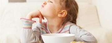 Названо продукти, які не можна давати маленьким дітям