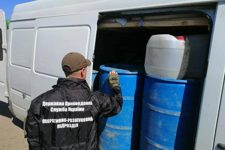 НА ОДЕЩИНІ ПРИКОРДОННИКИ ЗАТРИМАЛИ МІКРОАВТОБУС З ТРЬОМА ТОННАМИ СПИРТУ
