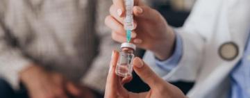 В Україні дозволили введення другої бустерної дози вакцини проти COVID-19, але не всім: перелік