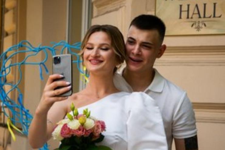 В Одесі дизайнерка безкоштовно створила сукню для нареченої військового