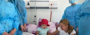 Львівські лікарі провели пересадку кісткового мозку трирічній дівчинці з Волині