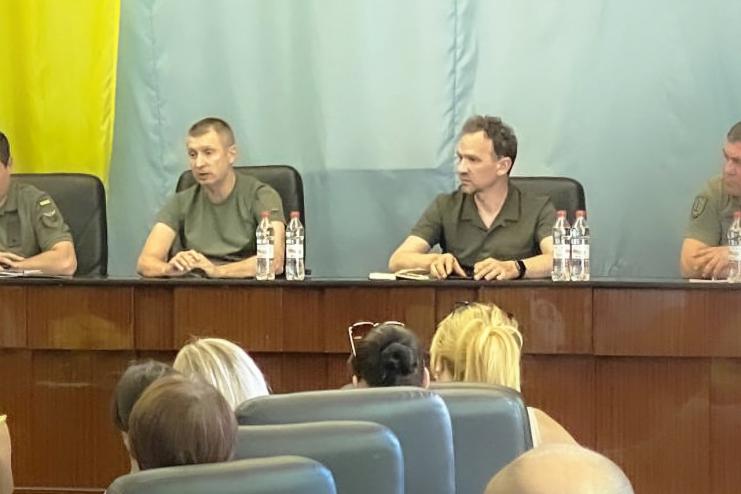 «Боремося за кожного!» - представники Мінреінтеграції зустрілися з родичами полонених зі Зміїного  