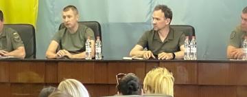 «Боремося за кожного!» - представники Мінреінтеграції зустрілися з родичами полонених зі Зміїного  