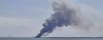 Біля тимчасово окупованого Севастополя у Чорному морі раптово задимився російський корабель