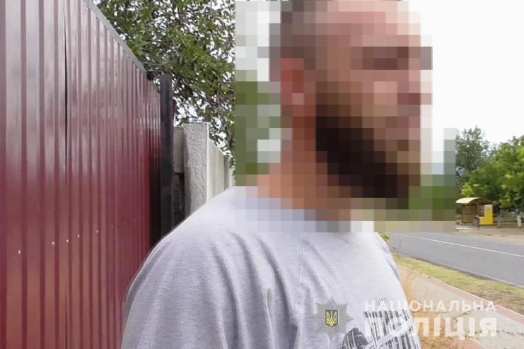 Облаштував теплицю з коноплею, дбайливо обсапував, підв’язував та поливав: на Одещині поліцейські викрили наркоаграрія